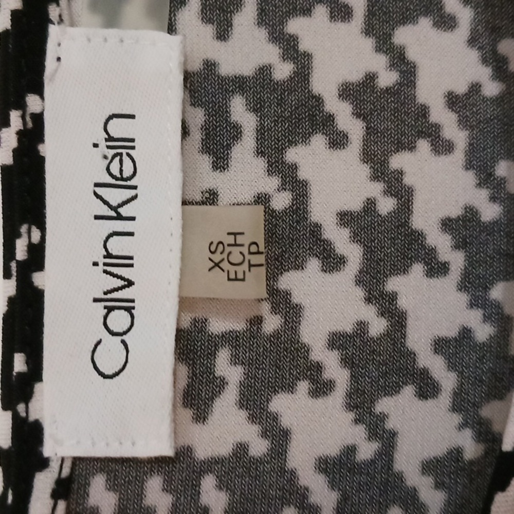Calvin Klein- Medium-short sleeved black and white dress, a slit in each side - Picture 4 of 8